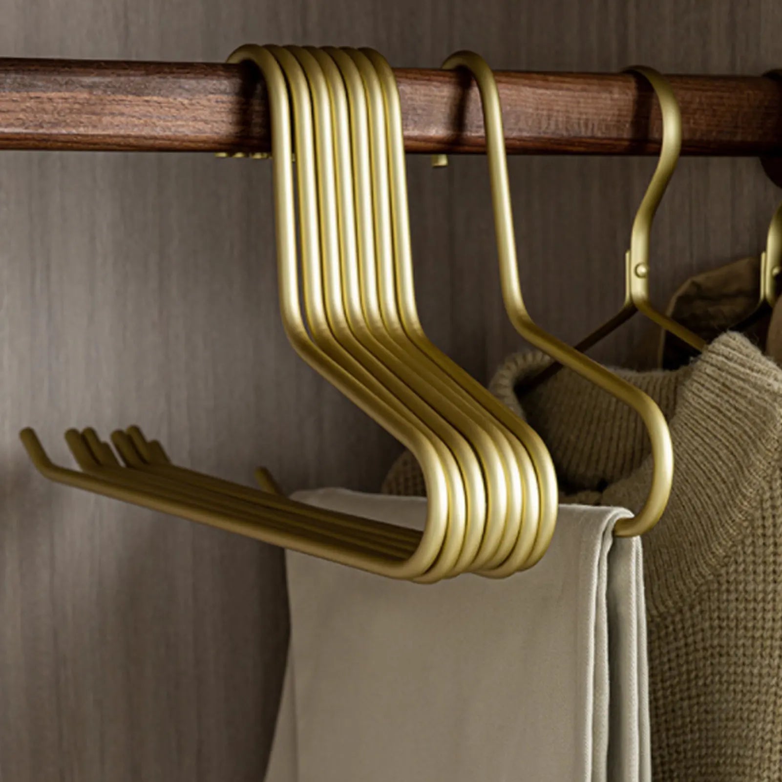 Space-Saving L-Shaped Hangers